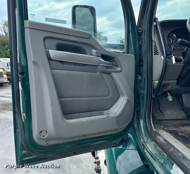 image for item EV1868 2019 Kenworth T680 semi truck