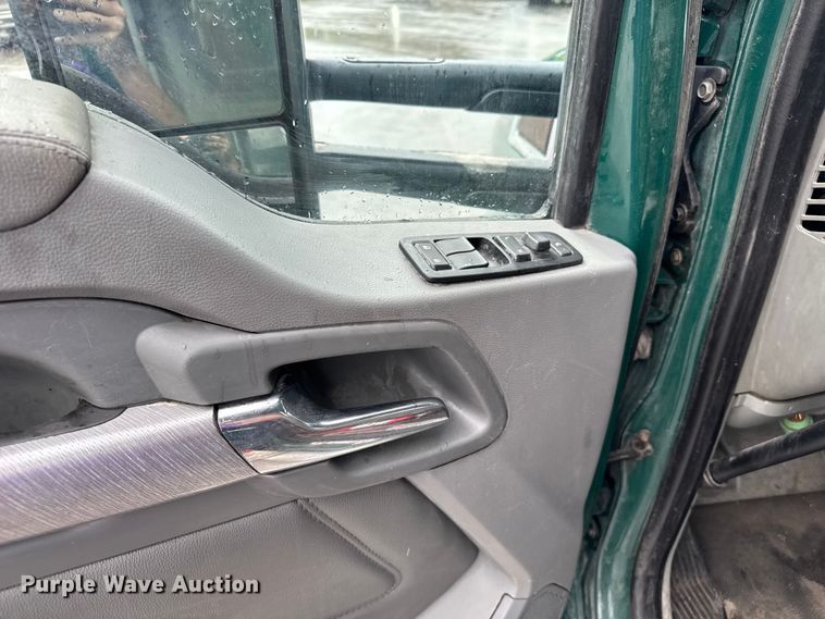 image for item EV1868 2019 Kenworth T680 semi truck