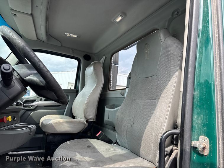 image for item EV1868 2019 Kenworth T680 semi truck