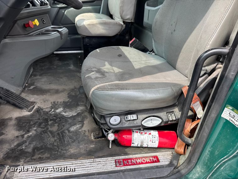 image for item EV1868 2019 Kenworth T680 semi truck