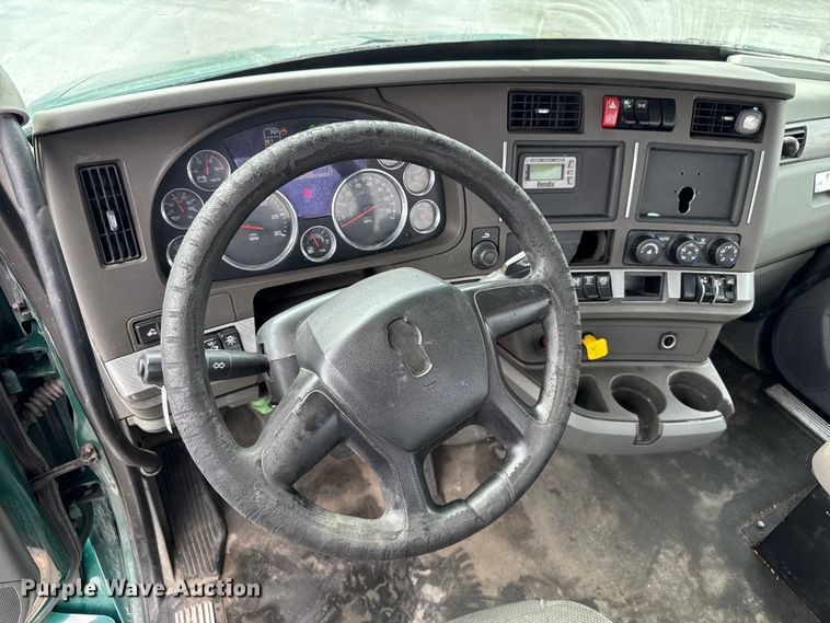 image for item EV1868 2019 Kenworth T680 semi truck