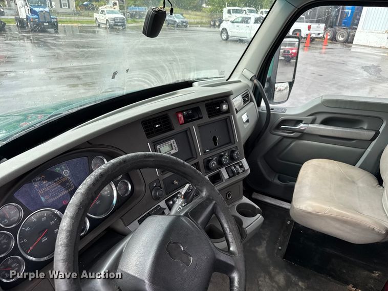 image for item EV1868 2019 Kenworth T680 semi truck