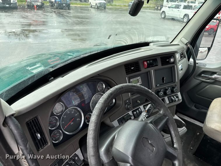 image for item EV1868 2019 Kenworth T680 semi truck