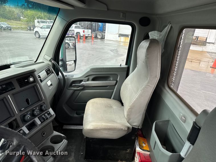 image for item EV1868 2019 Kenworth T680 semi truck