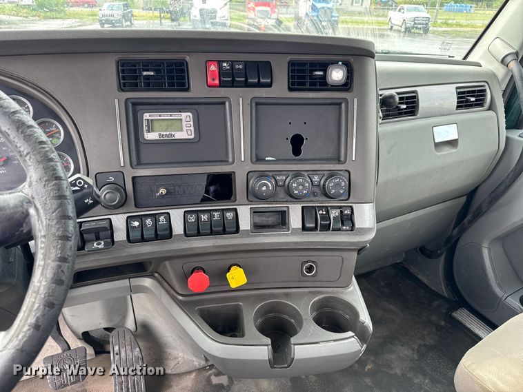 image for item EV1868 2019 Kenworth T680 semi truck