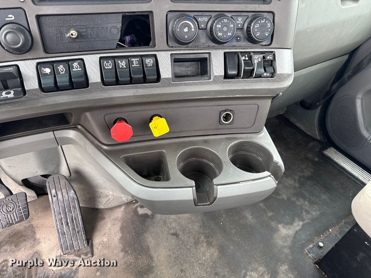 image for item EV1868 2019 Kenworth T680 semi truck