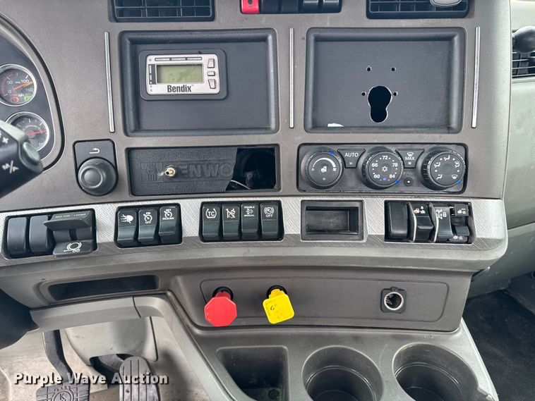 image for item EV1868 2019 Kenworth T680 semi truck