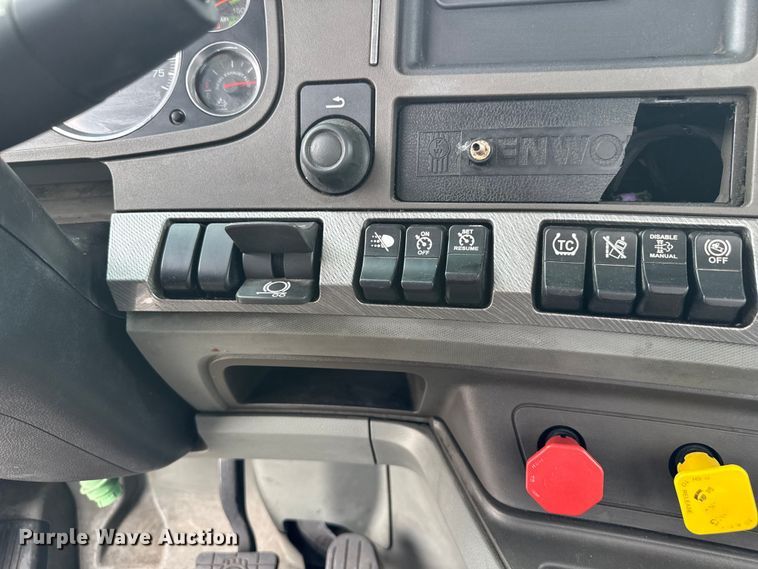 image for item EV1868 2019 Kenworth T680 semi truck