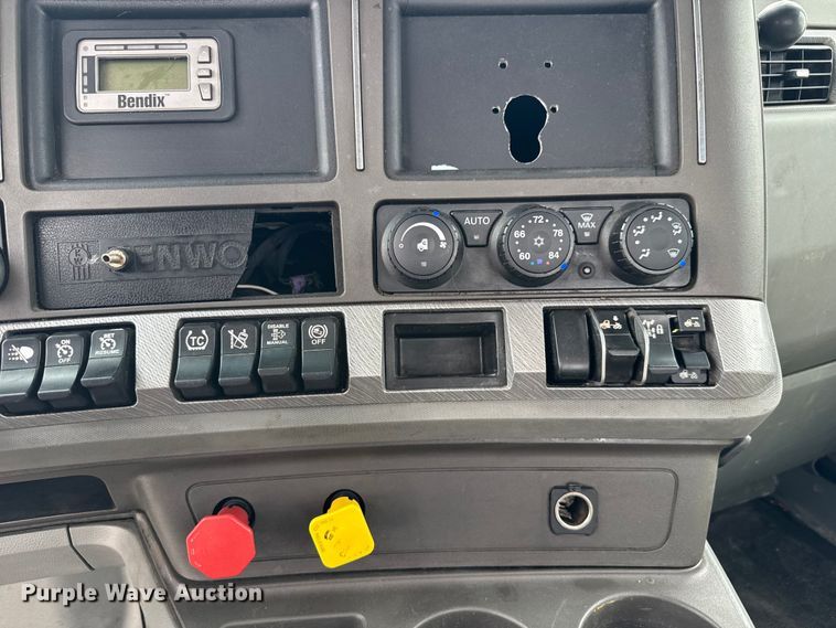 image for item EV1868 2019 Kenworth T680 semi truck