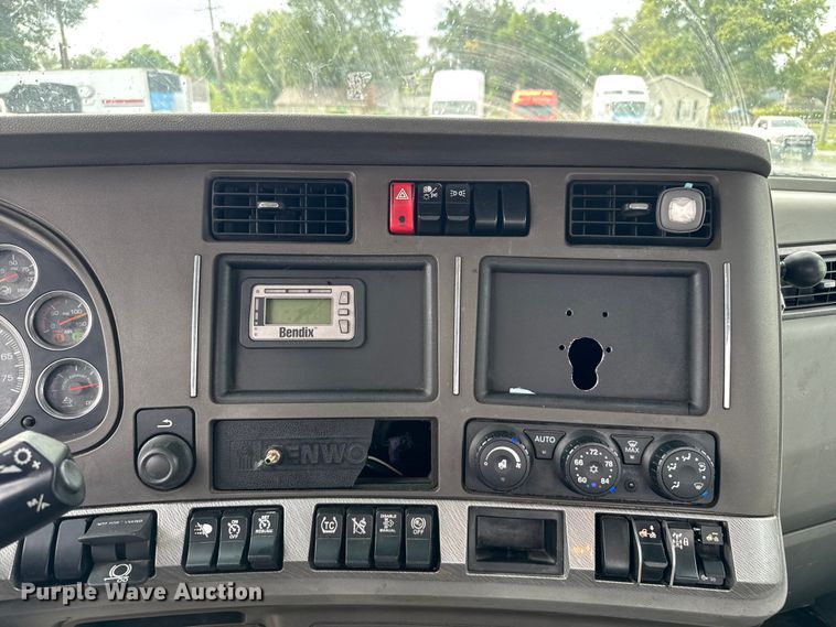 image for item EV1868 2019 Kenworth T680 semi truck