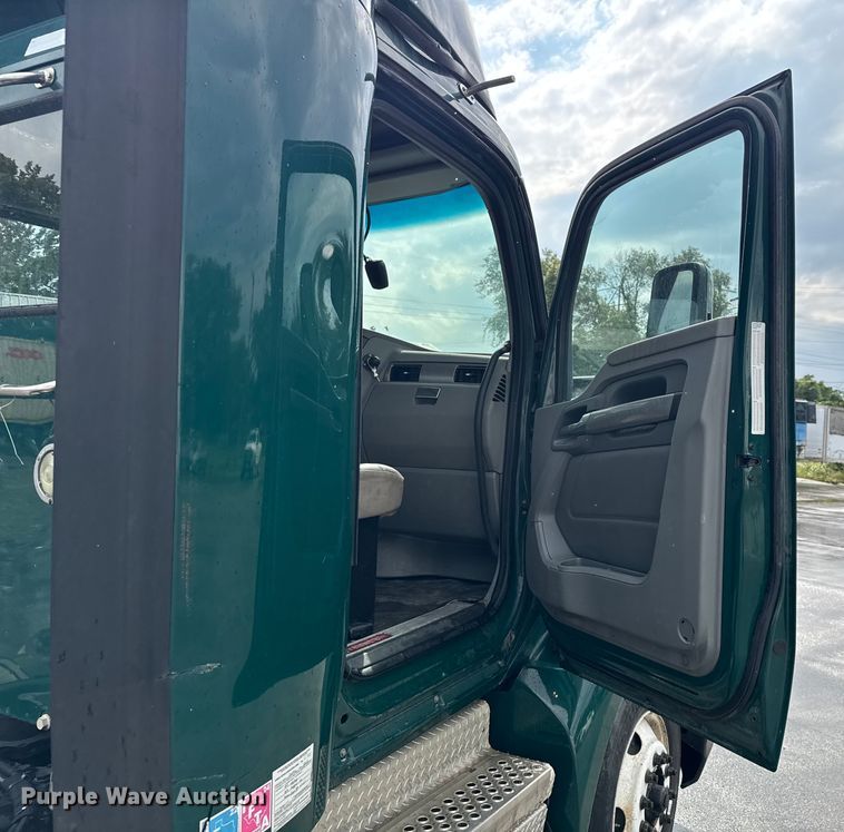 image for item EV1868 2019 Kenworth T680 semi truck