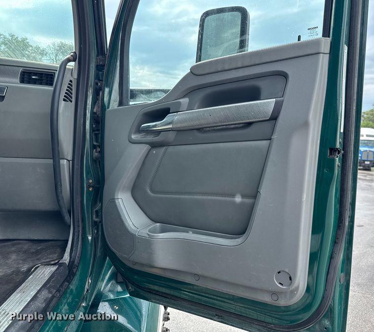 image for item EV1868 2019 Kenworth T680 semi truck