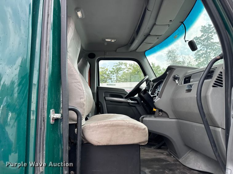 image for item EV1868 2019 Kenworth T680 semi truck