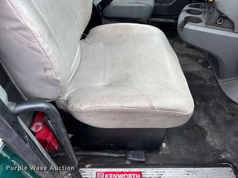 image for item EV1868 2019 Kenworth T680 semi truck