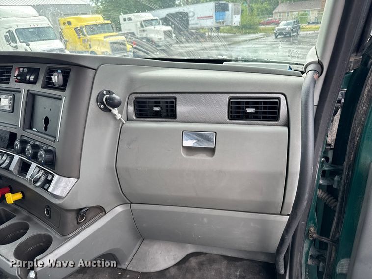 image for item EV1868 2019 Kenworth T680 semi truck