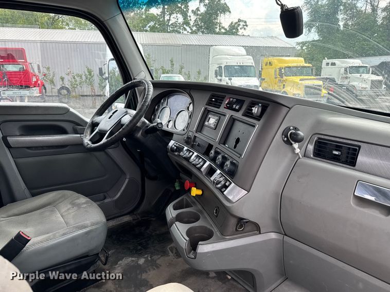 image for item EV1868 2019 Kenworth T680 semi truck