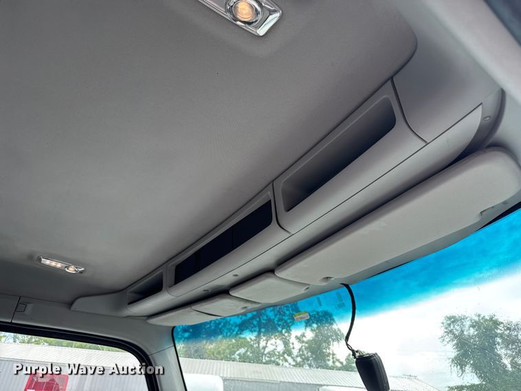 image for item EV1868 2019 Kenworth T680 semi truck