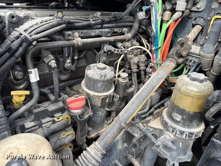 image for item EV1868 2019 Kenworth T680 semi truck