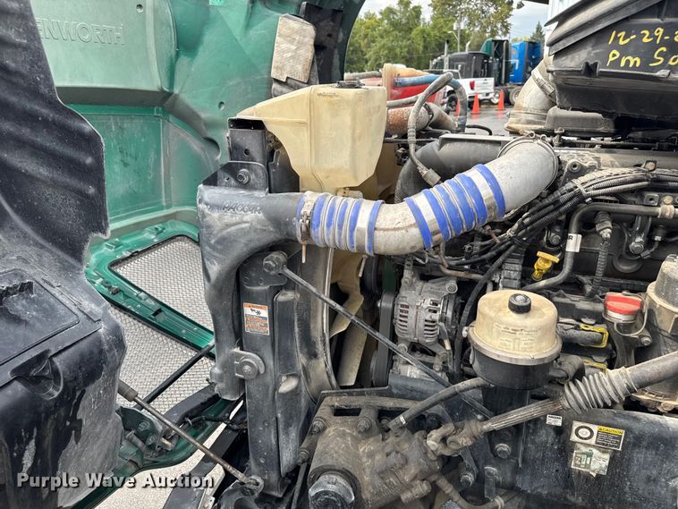 image for item EV1868 2019 Kenworth T680 semi truck