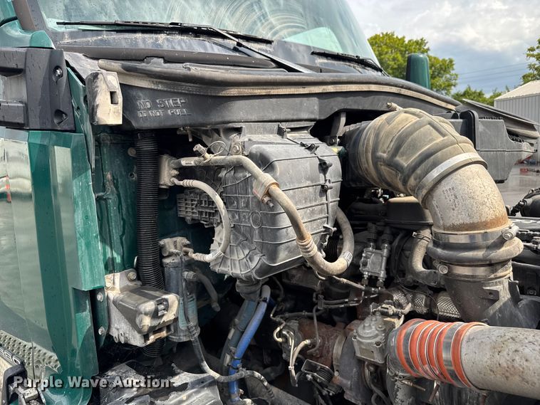 image for item EV1868 2019 Kenworth T680 semi truck