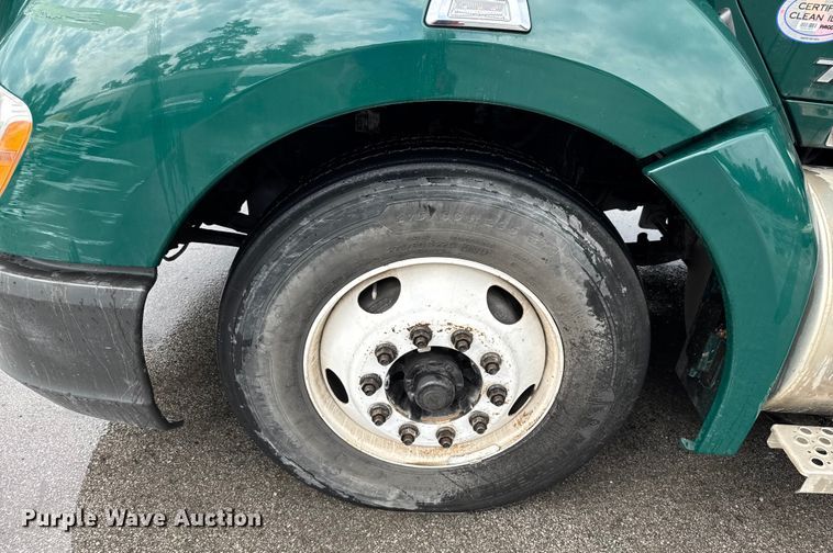 image for item EV1868 2019 Kenworth T680 semi truck