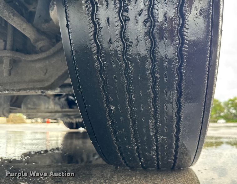 image for item EV1868 2019 Kenworth T680 semi truck