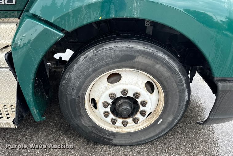 image for item EV1868 2019 Kenworth T680 semi truck