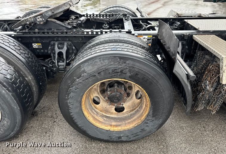 image for item EV1868 2019 Kenworth T680 semi truck