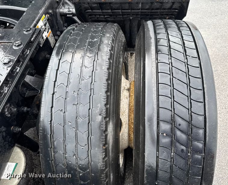 image for item EV1868 2019 Kenworth T680 semi truck