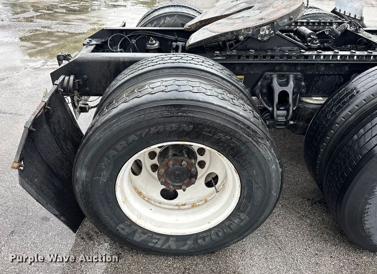 image for item EV1868 2019 Kenworth T680 semi truck