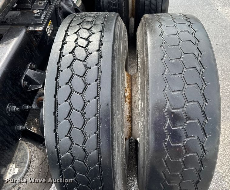 image for item EV1868 2019 Kenworth T680 semi truck