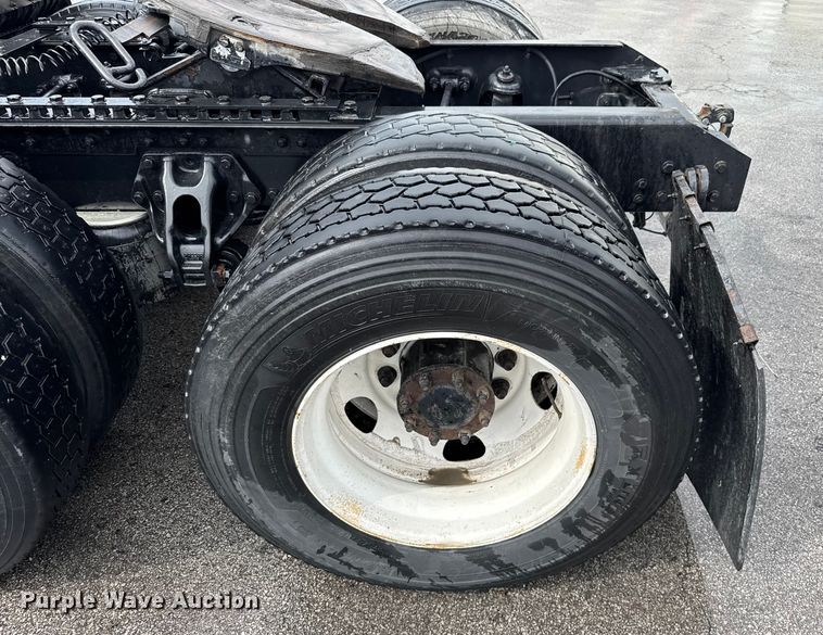 image for item EV1868 2019 Kenworth T680 semi truck