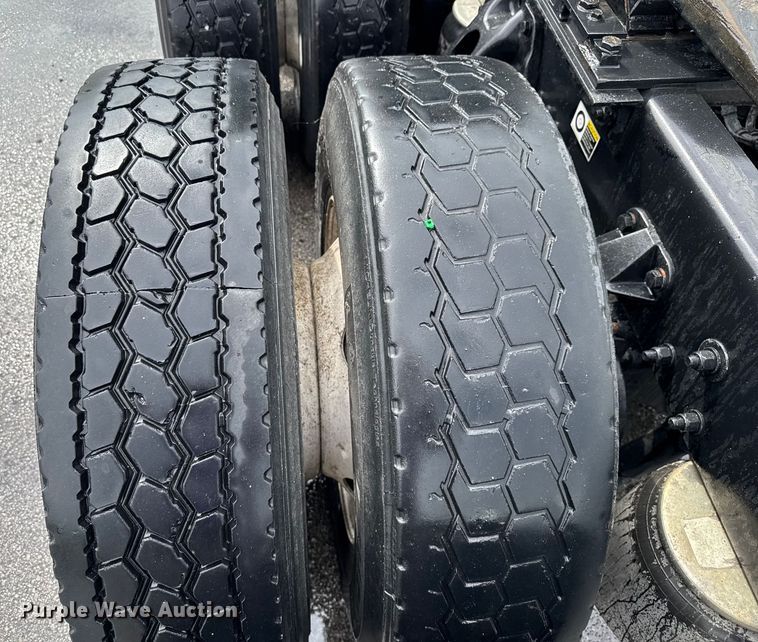 image for item EV1868 2019 Kenworth T680 semi truck