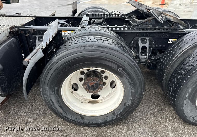 image for item EV1868 2019 Kenworth T680 semi truck