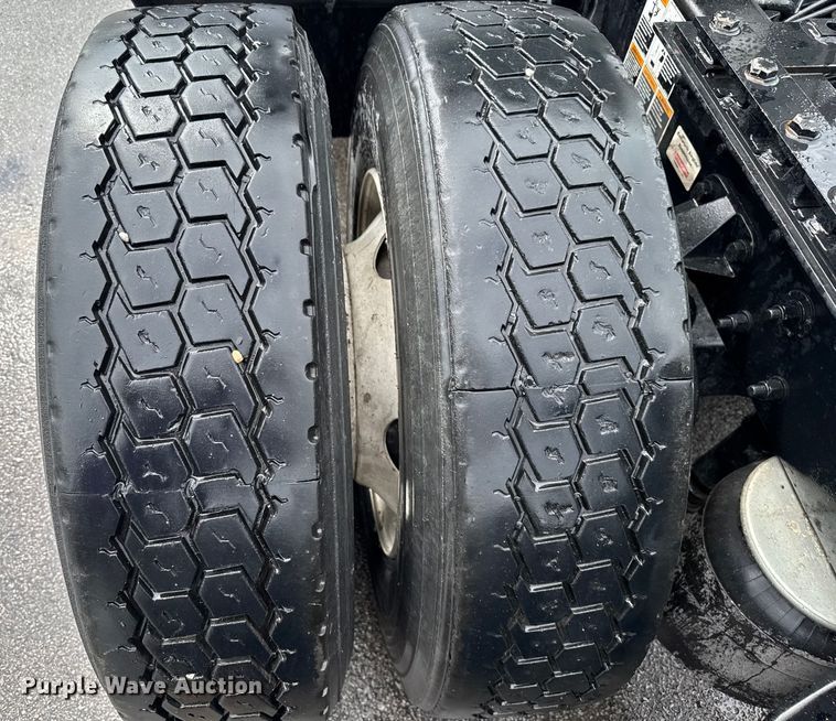 image for item EV1868 2019 Kenworth T680 semi truck