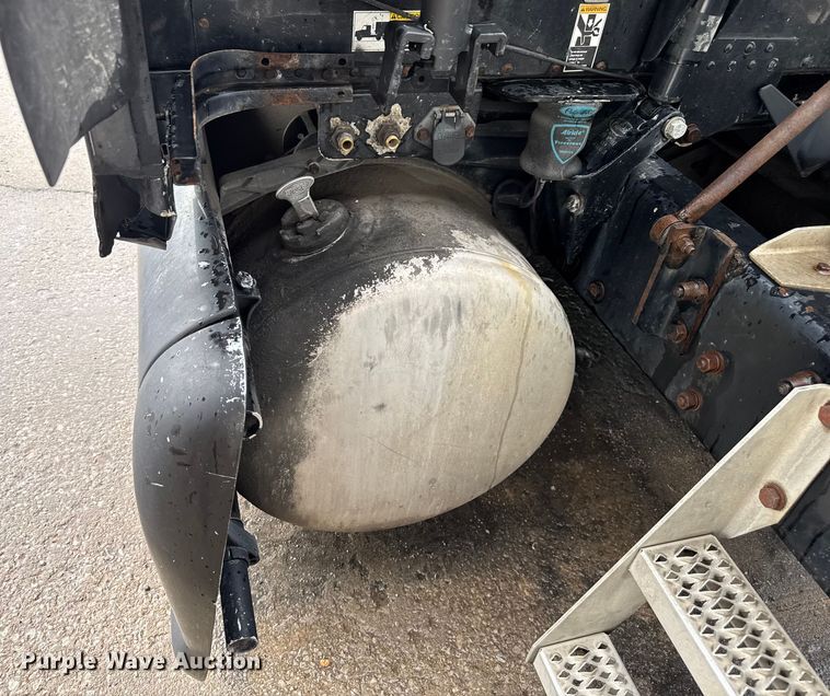 image for item EV1869 2005 Peterbilt 387 semi truck