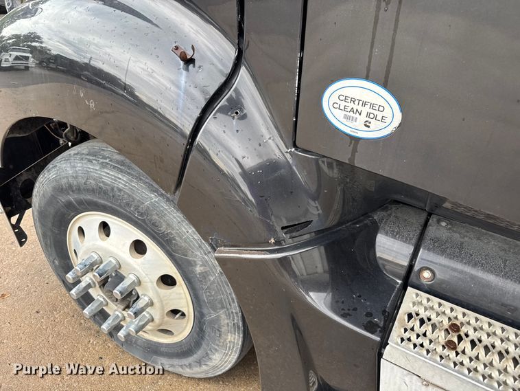 image for item EV1869 2005 Peterbilt 387 semi truck