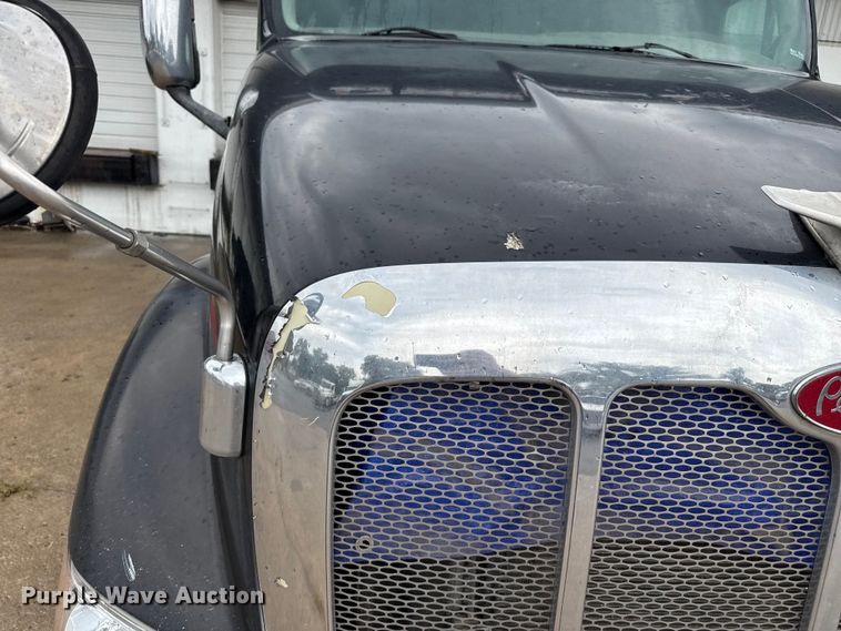 image for item EV1869 2005 Peterbilt 387 semi truck