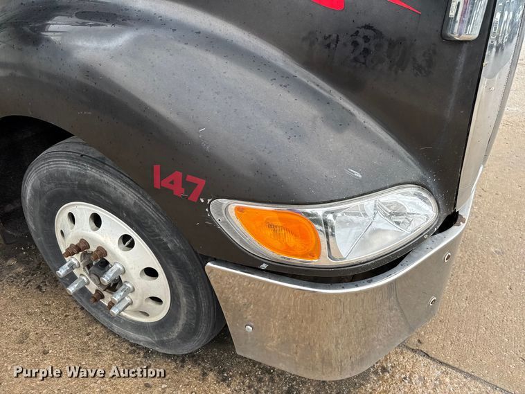 image for item EV1869 2005 Peterbilt 387 semi truck