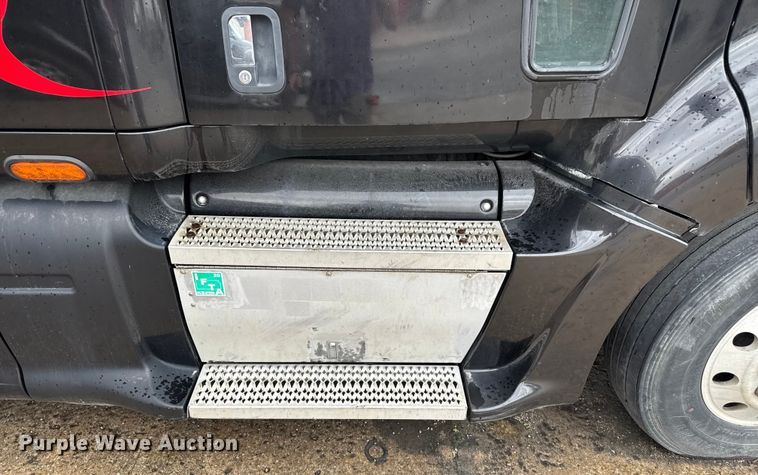 image for item EV1869 2005 Peterbilt 387 semi truck