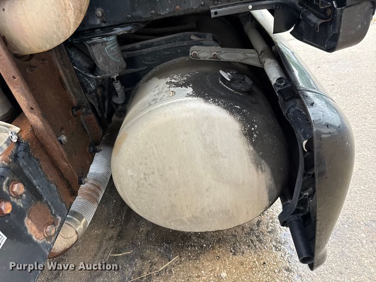 image for item EV1869 2005 Peterbilt 387 semi truck