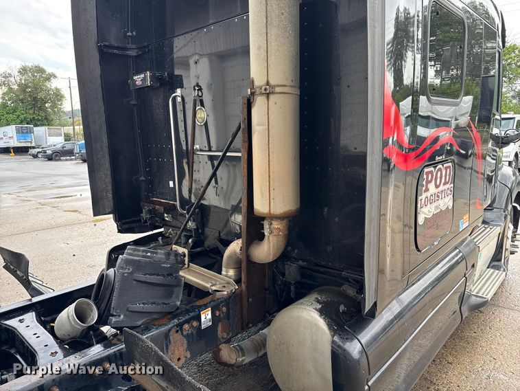 image for item EV1869 2005 Peterbilt 387 semi truck