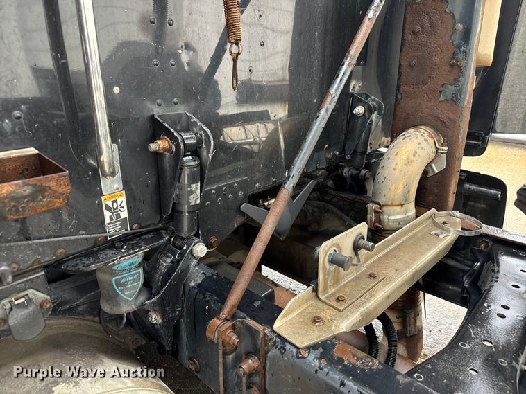 image for item EV1869 2005 Peterbilt 387 semi truck