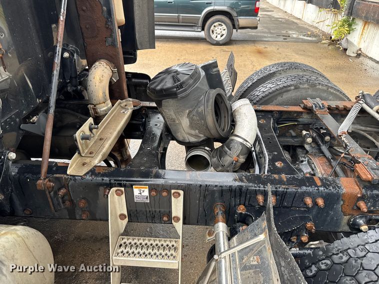 image for item EV1869 2005 Peterbilt 387 semi truck