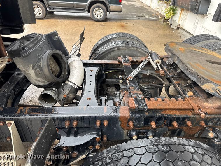 image for item EV1869 2005 Peterbilt 387 semi truck