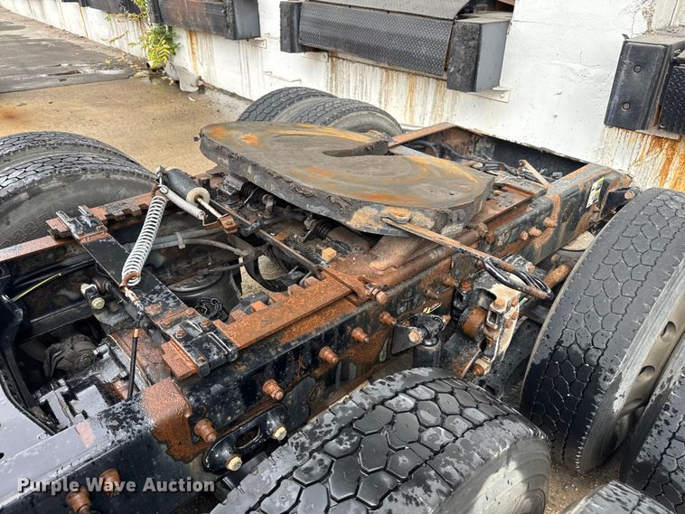 image for item EV1869 2005 Peterbilt 387 semi truck