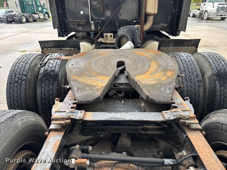 image for item EV1869 2005 Peterbilt 387 semi truck