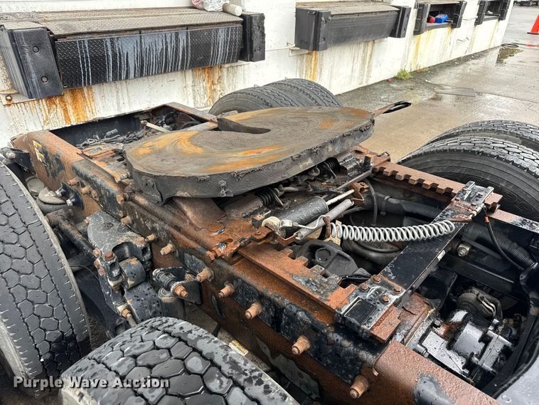 image for item EV1869 2005 Peterbilt 387 semi truck