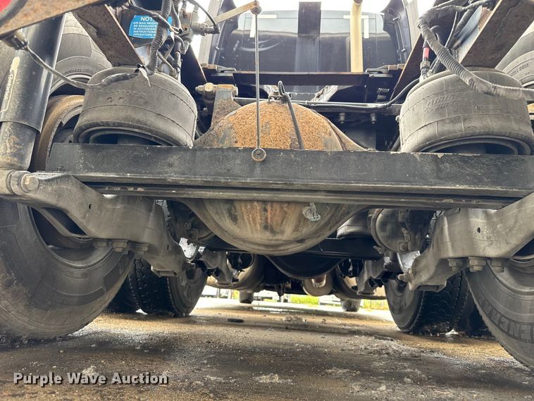 image for item EV1869 2005 Peterbilt 387 semi truck