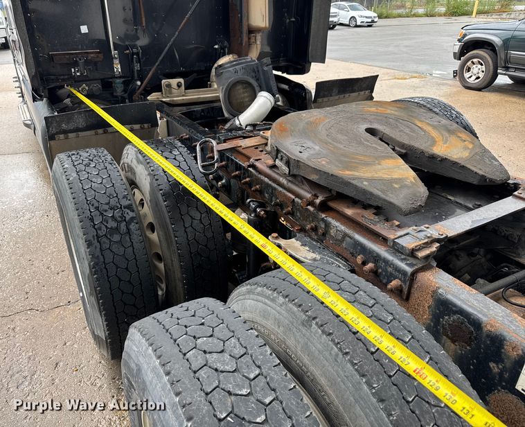 image for item EV1869 2005 Peterbilt 387 semi truck